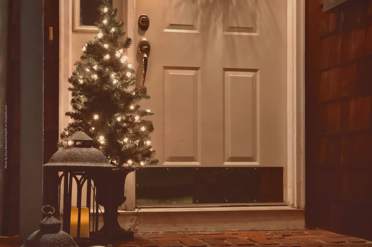 YOUR 4 WALLS: Light Up the Night with Holiday Decor